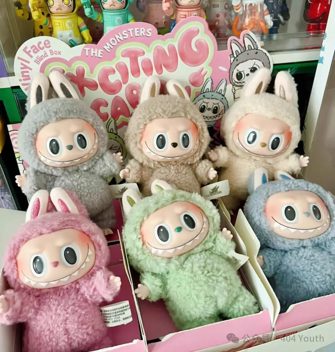 我们和 Labubu，都是被人捡起来的小孩